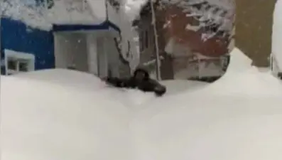 İnsan boyu kar, eve hapsetti (Şemdinli'de sıradan bir gün)