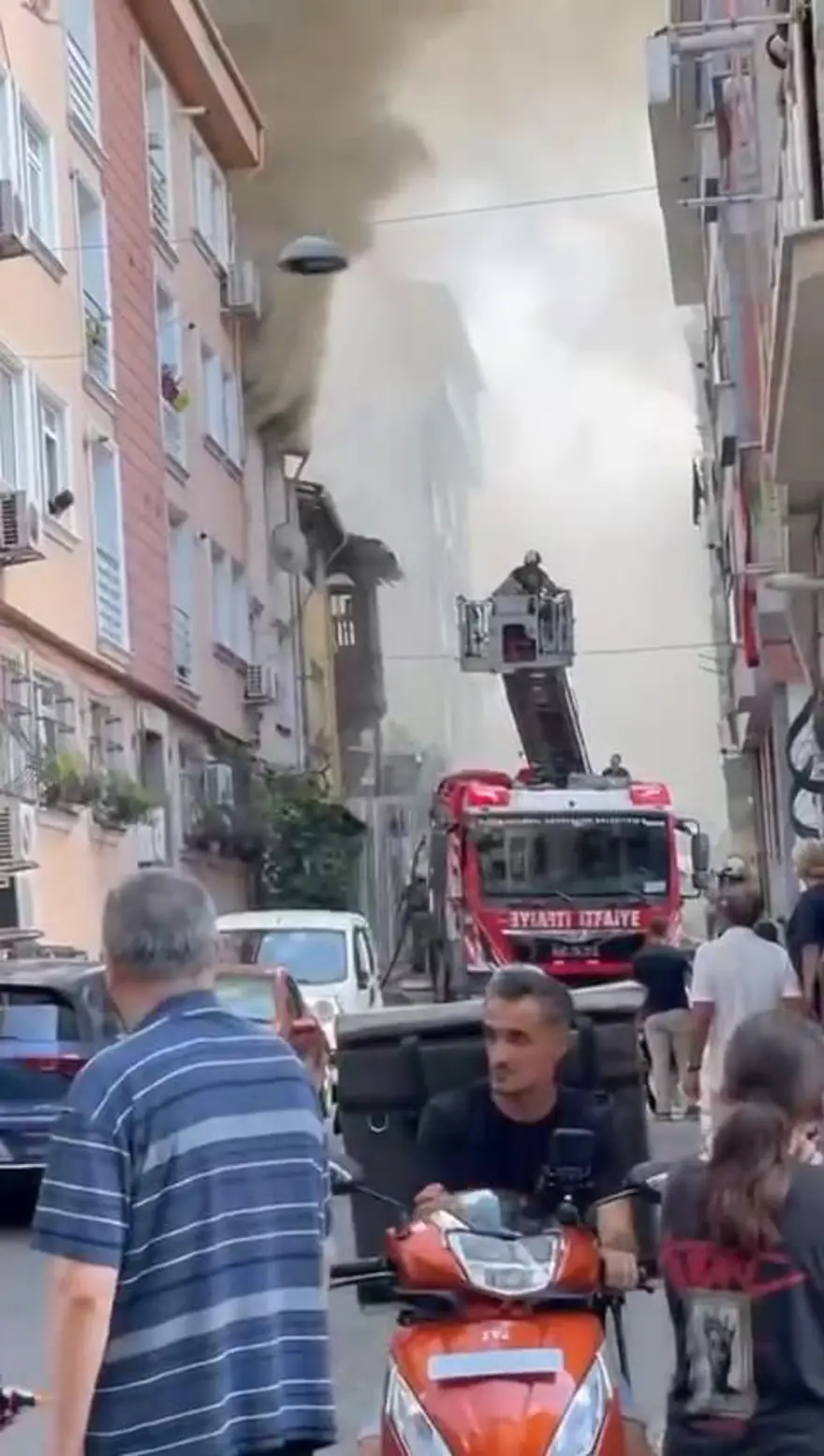 Beyoğlu’nda yangın paniği: Mahsur kalanları itfaiye kurtardı 2