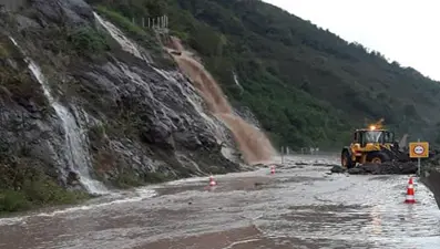Doğu Karadeniz’de şiddetli yağış (Borçka-Güreşen Karayolu ulaşıma kapandı)