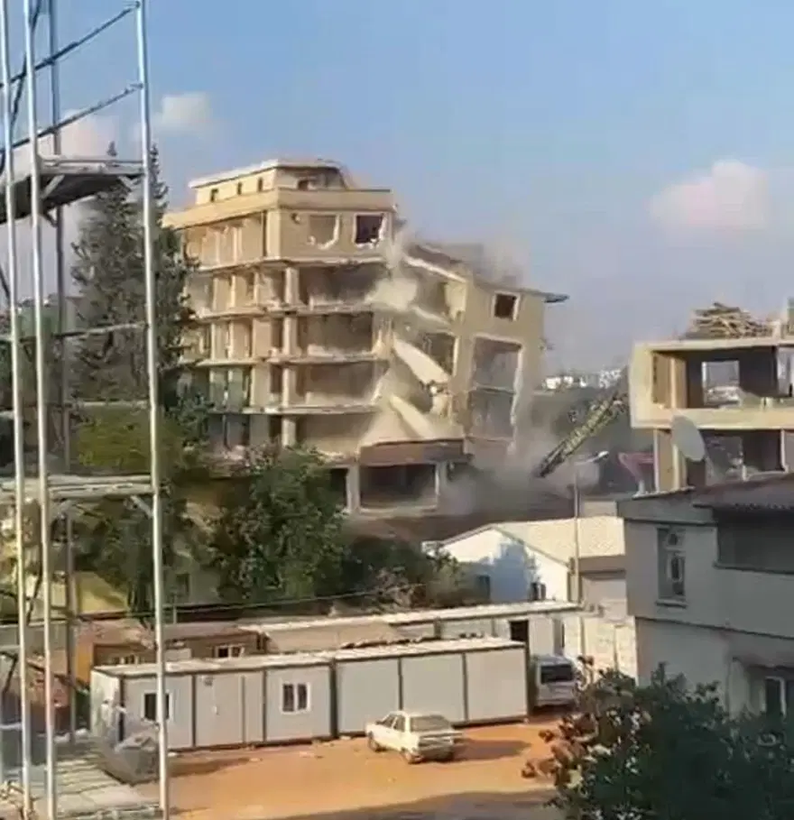 6 katlı bina yıkım sırasında çöktü 2