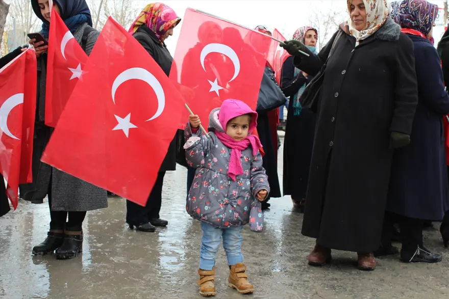 Van, Hakkari ve Bingöl'de terör saldırıları protesto edildi 13