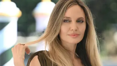 Yaşayan en çekici kadınlardan olan Angelina Jolie'nin porselen gibi cildinin sırrı ortaya çıktı! Yüzüne sürmediği gün yok