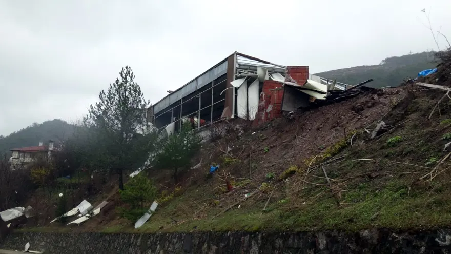 Bolu'da hortum çatıları uçurdu Bolu'da hortum çatıları uçurdu