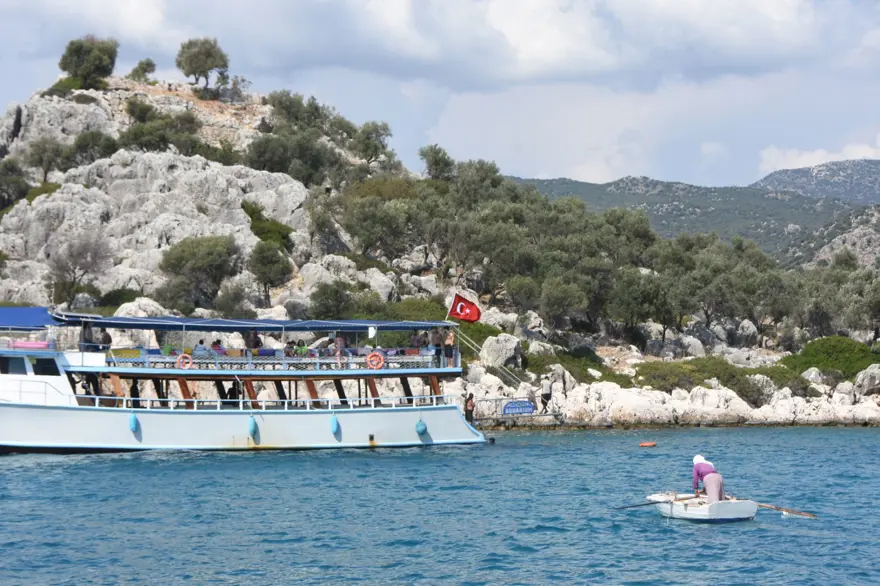 82 yaşında kayığına binip her gün denizde satış yapıyor 4