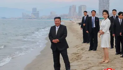 Kim Jong-un sahillere indi: Kızı ve eşine "en büyük başarısını" gösterdi