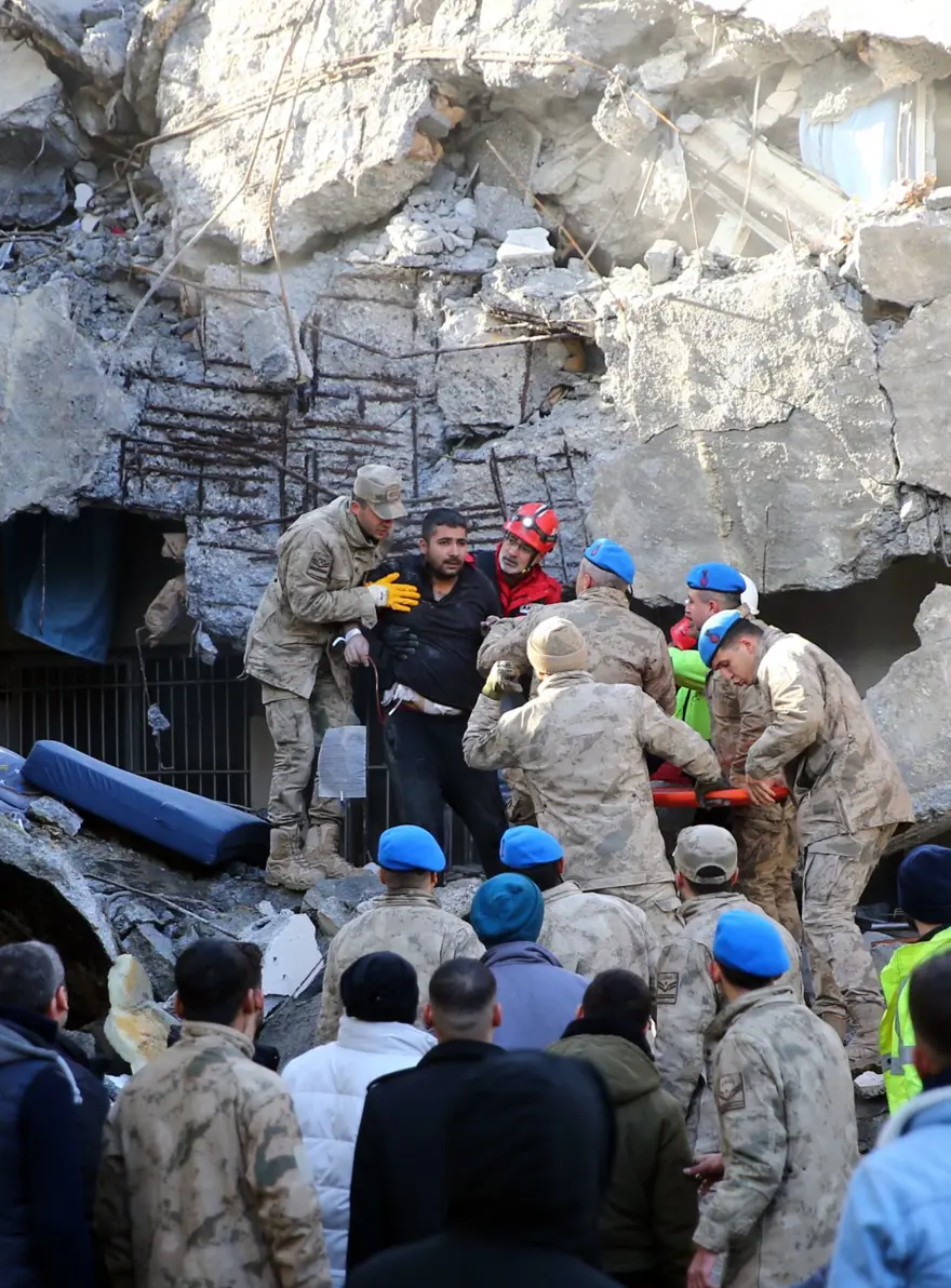 HASTANE ENKAZINDA KALAN ÇİFT KURTARILDI 88