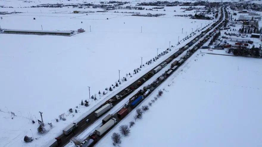 Deprem bölgesine giderken kara yakalandılar 5 Deprem bölgesine giderken kara yakalandılar 5