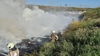 Sultangazi'de katı atık toplama tesisinde yangın