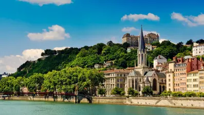 Paskalya ayini sırasında kafasına haç düşen 6 yaşındaki kız öldü