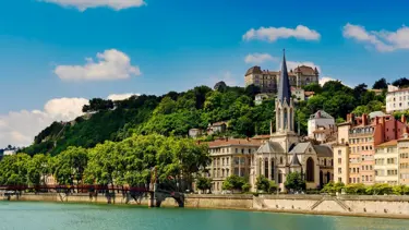 Paskalya ayini sırasında kafasına haç düşen 6 yaşındaki kız öldü