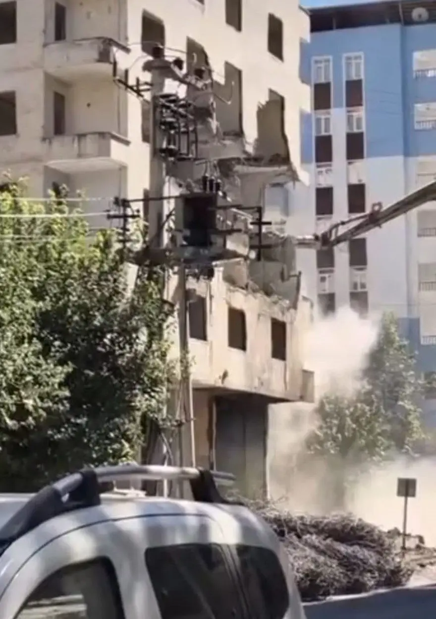 Ağır hasarlı bina yıkım sırasında çöktü 3