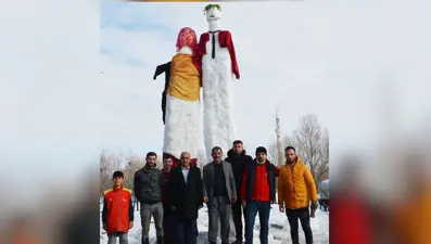 Kardan 5 metrelik gelin ve damat yaptılar