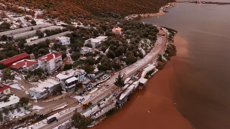 Antalya'da sel ve dolu: Yollar kapandı, sahiller çamur rengine döndü 6