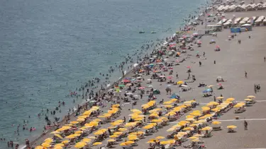 Antalya sahillerinde bayram kalabalığı