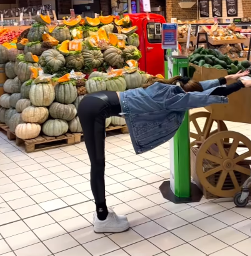 Ebru Şallı markette pilates yaptı 1 Ebru Şallı markette pilates yaptı 1