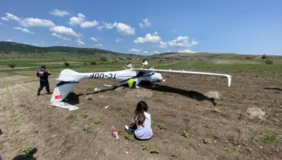 Eğitim uçağı kırıma uğradı: Ters döndü