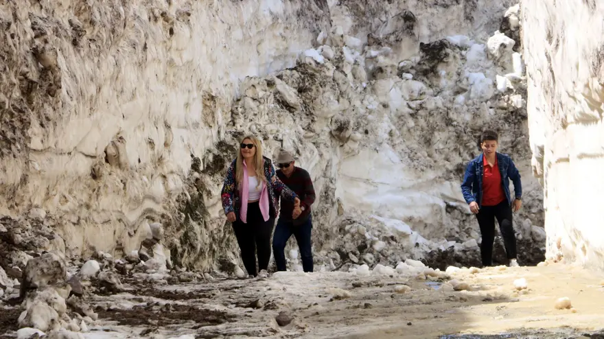 Yüksekova'da, mayıs sonu 8 metrelik karla mücadele 10