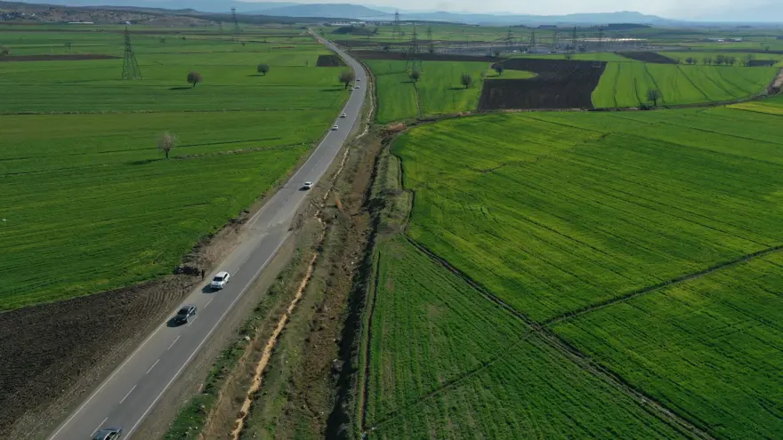 Yıkıcı depremler sonrası yolda 4 metre kayma oluştu 1