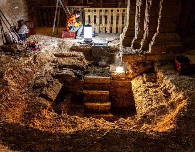 Unutulmuş merdiven, 400 yıllık mühürlü mezarı ortaya çıkardı: Çok sayıda tabut ve iskelet var