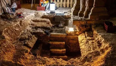 Unutulmuş merdiven, 400 yıllık mühürlü mezarı ortaya çıkardı: Çok sayıda tabut ve iskelet var