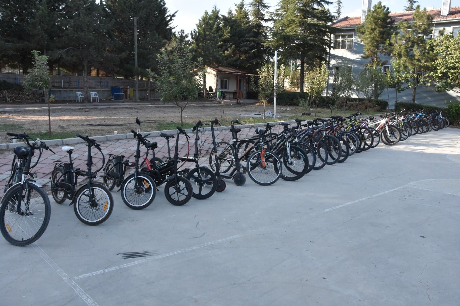Polis baskın yaptı, evin bahçesinden 1,5 milyon liralık bisiklet ve motosiklet çıktı