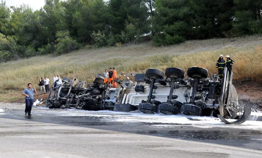 Petrol yüklü tanker devrildi: 1 ölü Petrol yüklü tanker devrildi: 1 ölü