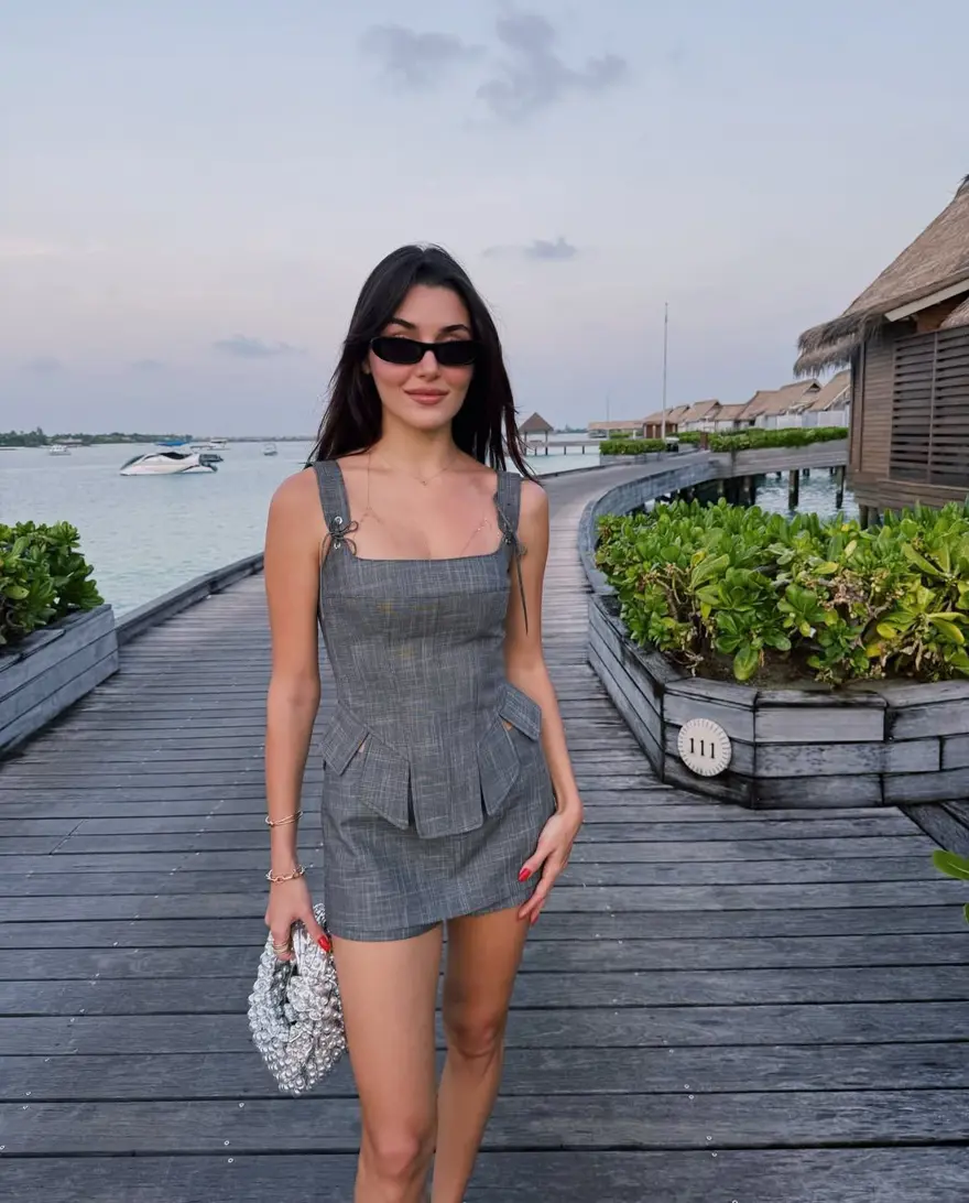 Hande Erçel Maldivler'de: Tatil pozlarını paylaştı 2 Hande Erçel Maldivler'de: Tatil pozlarını paylaştı 2