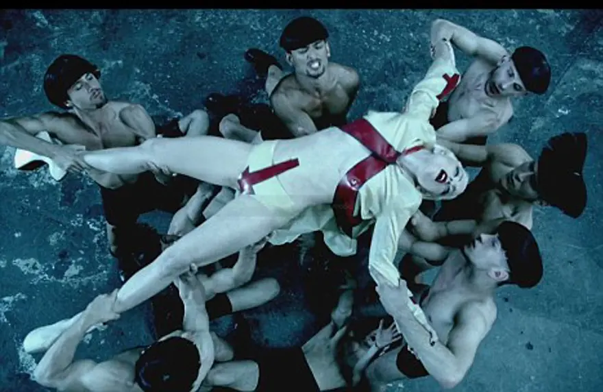 Gaga'dan homoerotik bir askeri fantezi 4
