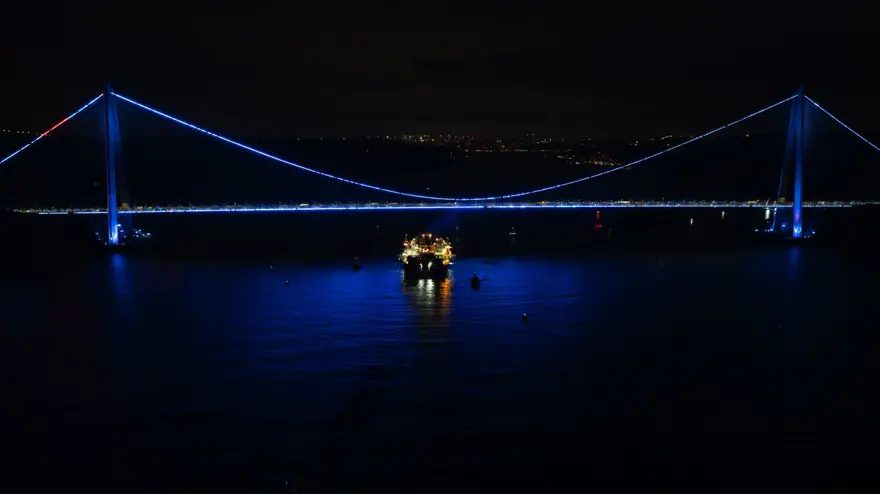 Dev petrol platformu İstanbul Boğazı geçişini tamamladı 18 Dev petrol platformu İstanbul Boğazı geçişini tamamladı 18