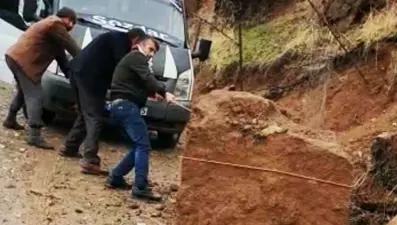 Batman'da heyelan: Dev kayaları halatlarla çektiler