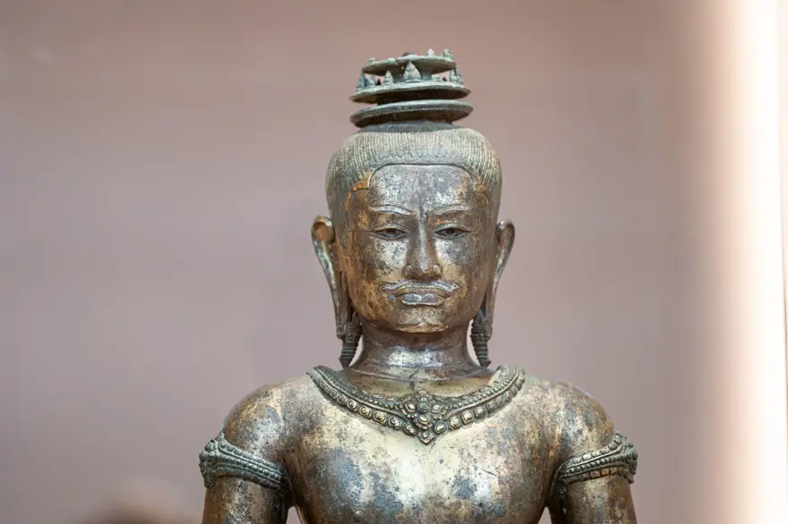 Altın Çocuk ve Diz Çöken Kadın heykelleri Tayland'a geri gönderildi 4 Altın Çocuk ve Diz Çöken Kadın heykelleri Tayland'a geri gönderildi 4