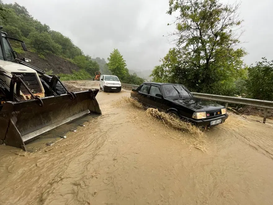 Karadeniz'i sel vurdu: Dereler taştı, yollar göle döndü, evleri su bastı 29 Karadeniz'i sel vurdu: Dereler taştı, yollar göle döndü, evleri su bastı 29