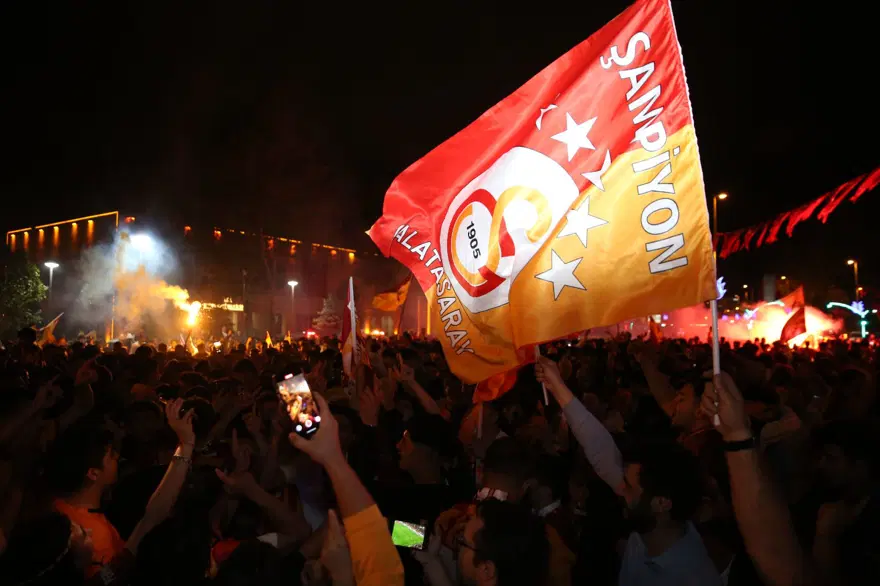 Galatasaray taraftarı sokağa döküldü 15 Galatasaray taraftarı sokağa döküldü 15