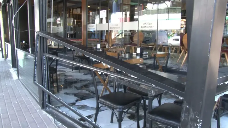 Bursa'da otomobil kafeye daldı: Facianın eşiğinden dönüldü 7