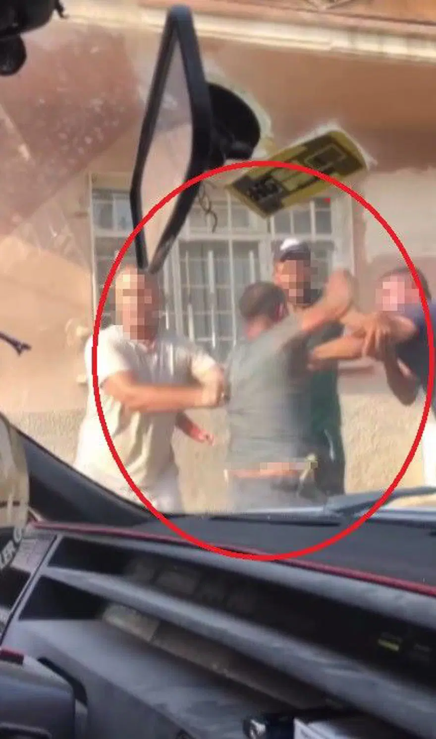 Hatay'da tekmeli yumruklu kavga: Sokak boks ringine döndü! 1