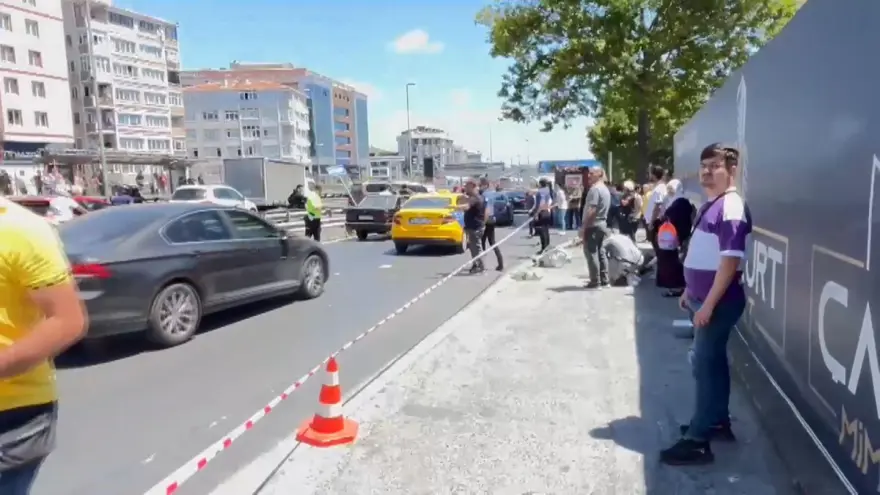 İstanbul'da otomobil yayaların arasına daldı: Yaralılar var 5