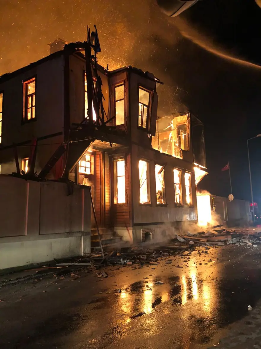 Edirne'de tarihi müftülük binasında yangın 7