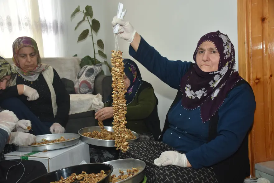 Tek tek ipe dizerek para kazanıyorlar. 20 yıl önce başladı, koli başına ücreti var 3 Tek tek ipe dizerek para kazanıyorlar. 20 yıl önce başladı, koli başına ücreti var 3