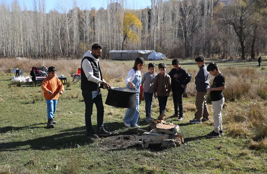 Kazanda pişirip sokak sokak gezip, besliyor. Kazancının bir kısmını onlara harcıyor 1