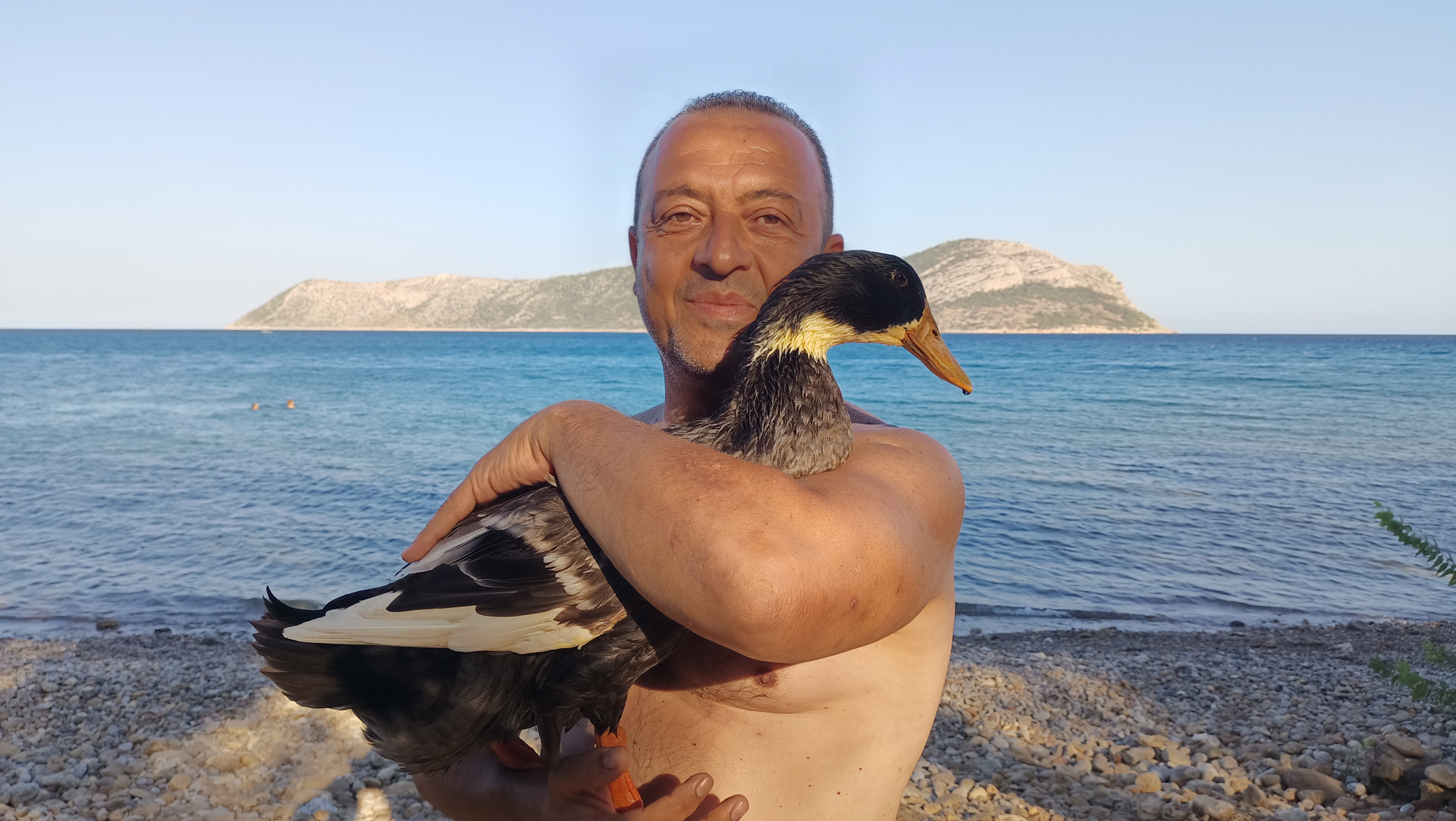 7 yıldır yanında ayırmıyor. En sevdiği şey yüzmek, yürüyüş de yapıyor