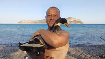 7 yıldır yanında ayırmıyor. En sevdiği şey yüzmek, yürüyüş de yapıyor