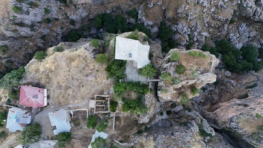 Diyarbakır'da 168 metre yükseklikteki uçurumda bulunan ev ve köprülü bahçesi ilgi görüyor