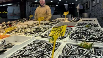 Kilosu 100 lira. İki balık tezgahın gözdesi