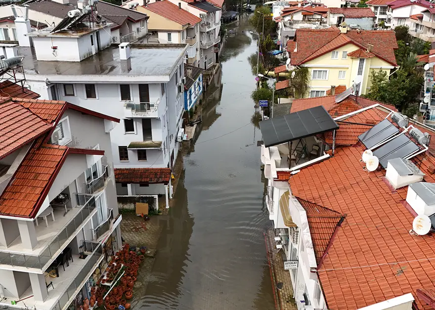 Fırtına epey ili vurdu. Yollar sular altındaki kaldı, tek vilayet Venedik'e döndü 