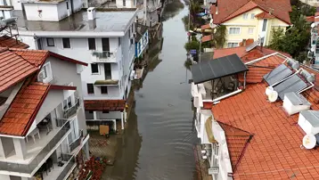 Fırtına epey ili vurdu. Yollar sular altındaki kaldı, tek vilayet Venedik'e döndü