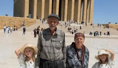 Bakan Göktaş'tan 34 yıl sonra çocuk sahibi olan Doğan ailesi için açıklamaAile ve Sosyal Hizmetler Bakanlığı, 34 yıl sonra tüp bebek yöntemiyle iki kız çocuğu sahibi olan Doğan ailesi için aile danışmanlığı süreci başlattı.