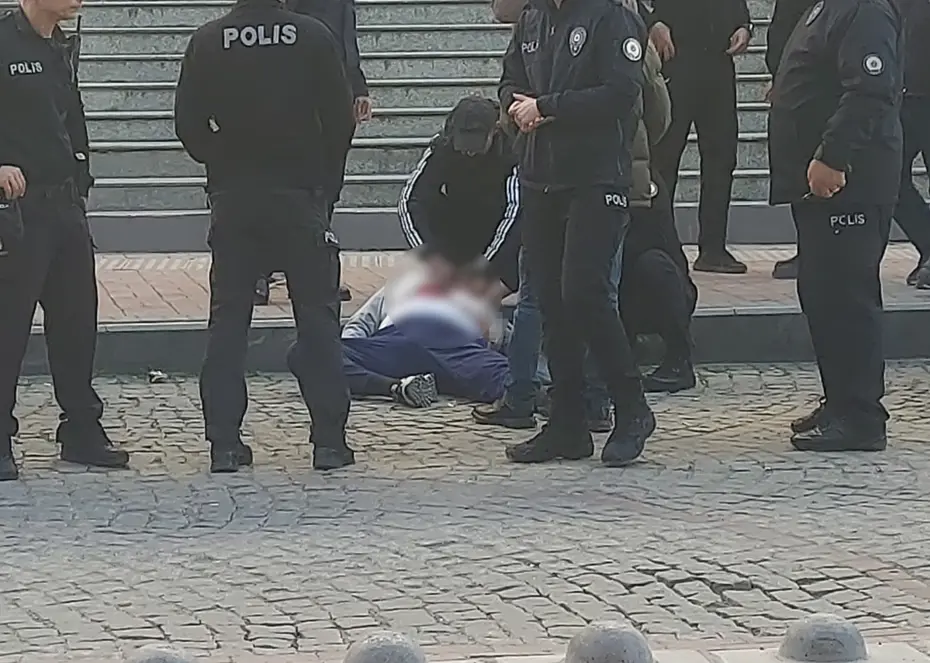 Tahliye edilen tacizcisini duruşma çıkışında öldürdü