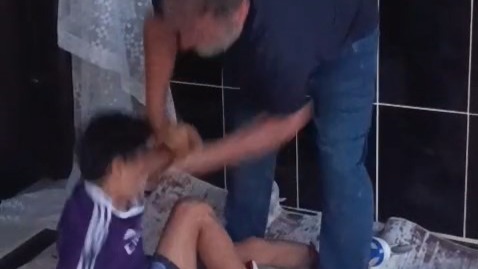 Konya'da çocuğa şiddet. Yerden yere vurdu