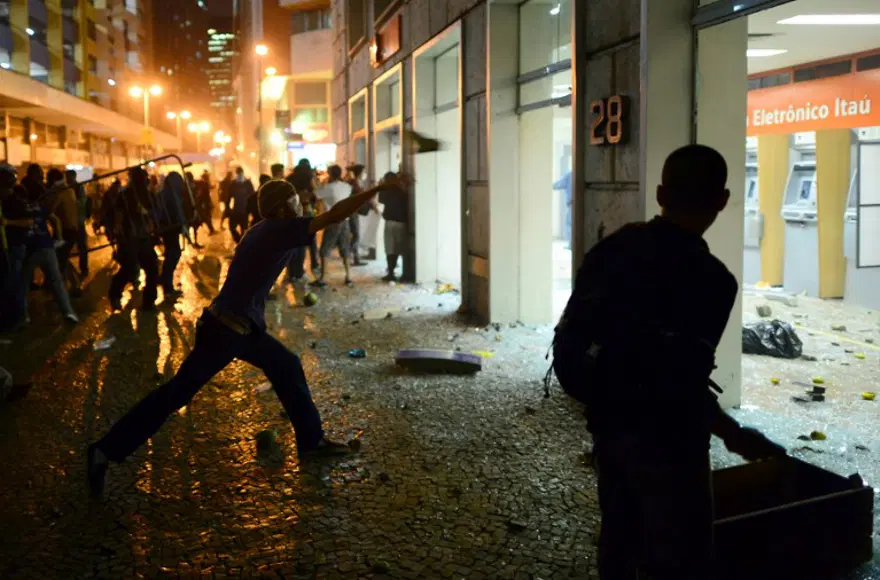 Brezilya'da 200 bin kişi ayakta 1