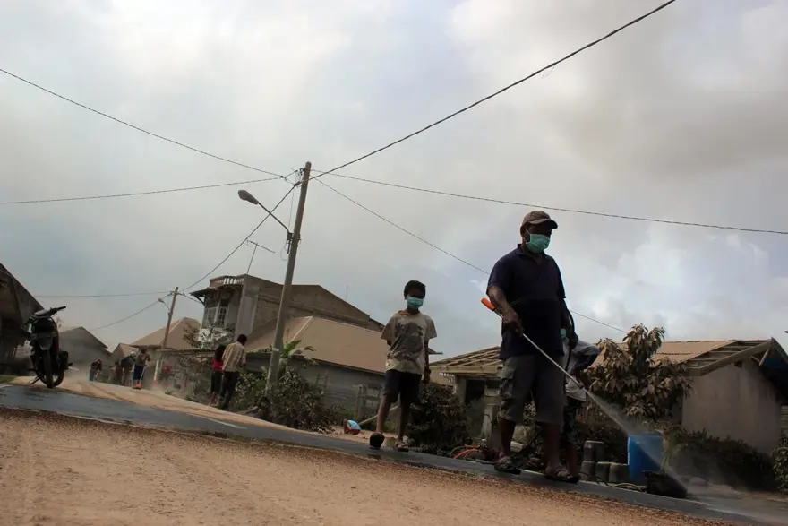 Sinabung binlerce kişiyi evinden etti 24